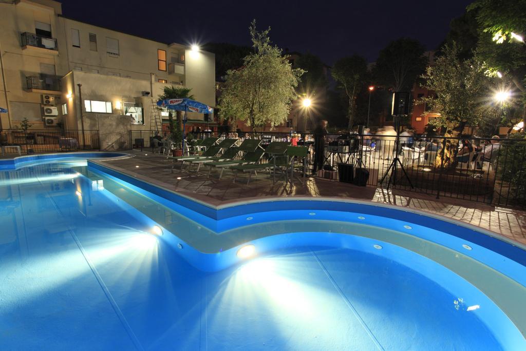 Hotel Vannini Rimini Buitenkant foto