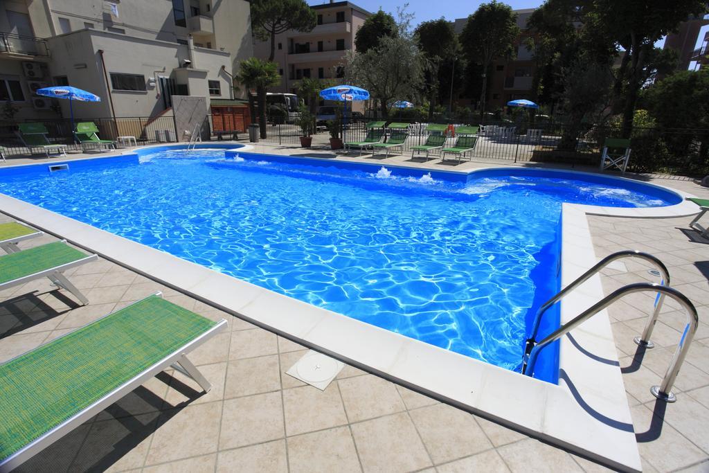 Hotel Vannini Rimini Buitenkant foto