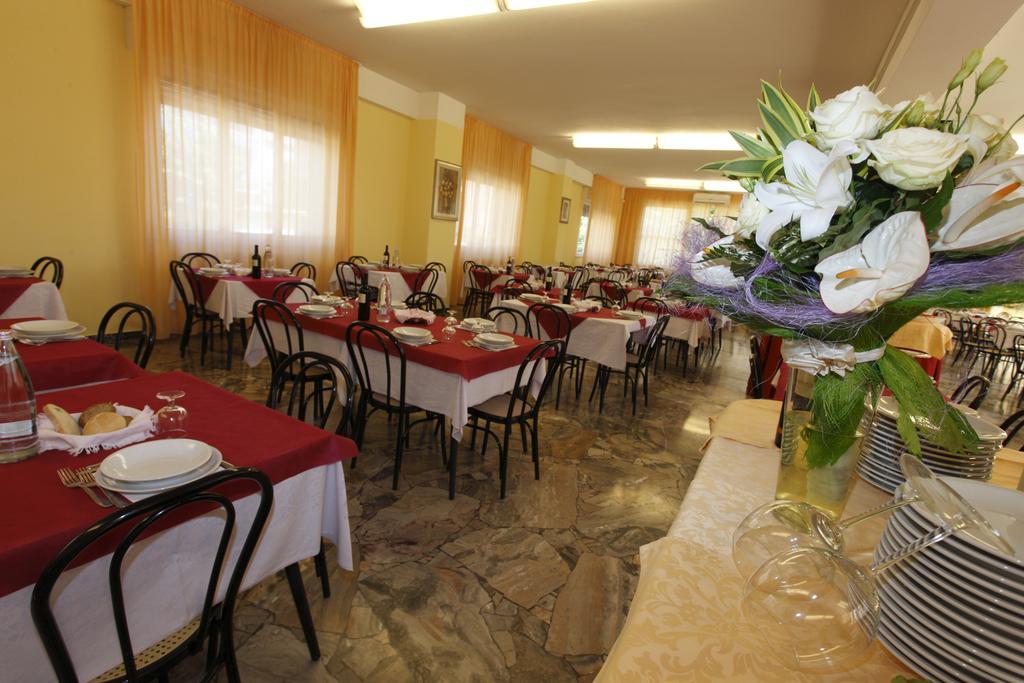 Hotel Vannini Rimini Buitenkant foto