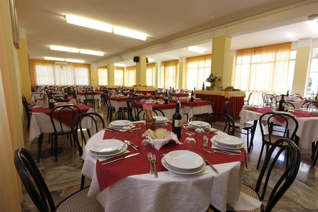 Hotel Vannini Rimini Buitenkant foto